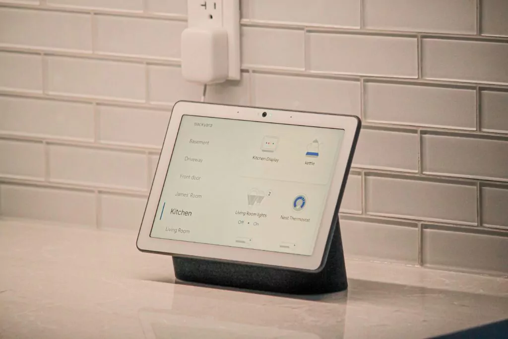Touchscreen-Panel für smarte Licht- und Gerätebedienung in Küche & Wohnbereich